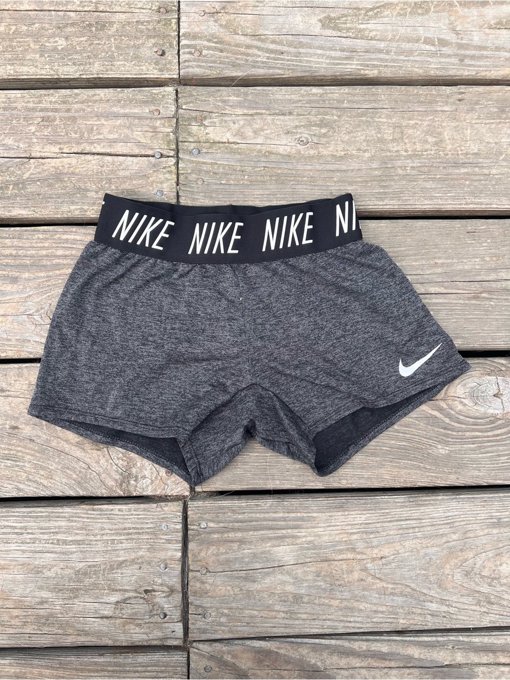Nike girls Gray Performance Elastic-Waist Shorts size small
